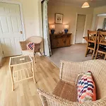 Laal Field House Casa de Férias