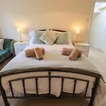 Laal Field House Casa de Férias