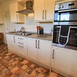 Laal Field House Casa de Férias