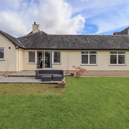 بيت للعطل Laal Field House