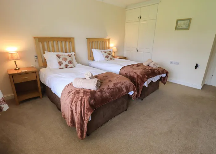 Laal Field House * كيسويك