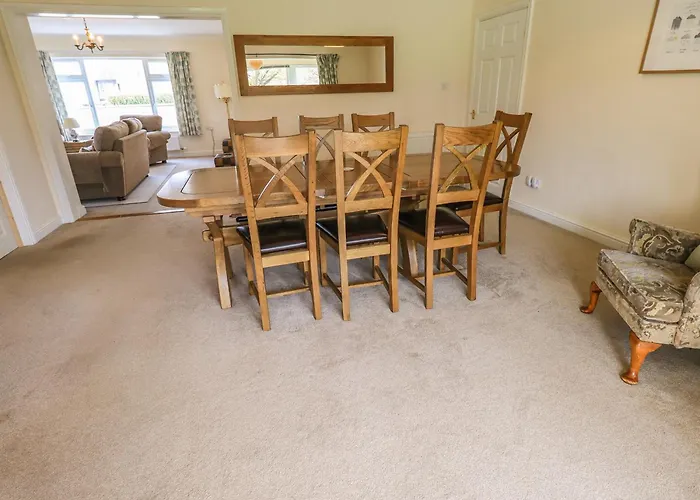 Laal Field House * كيسويك