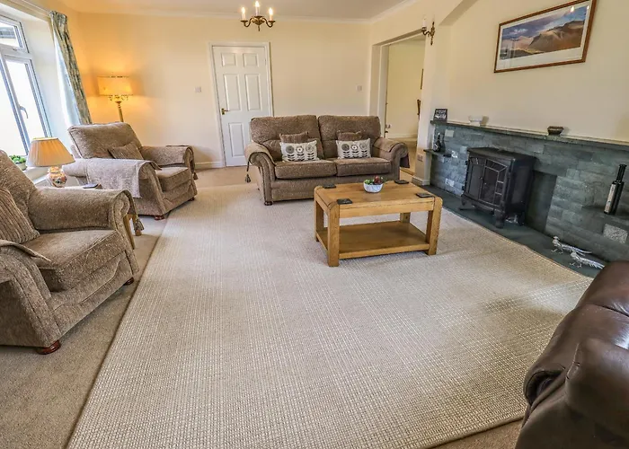 بيت للعطل Laal Field House